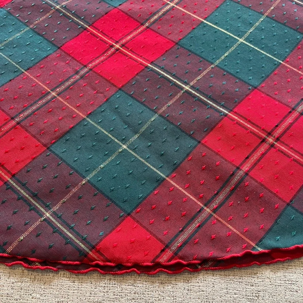 Red Green‎ Plaid Round Tablecloth Christmas Holiday Gold Metallic Trim 70 Inch
